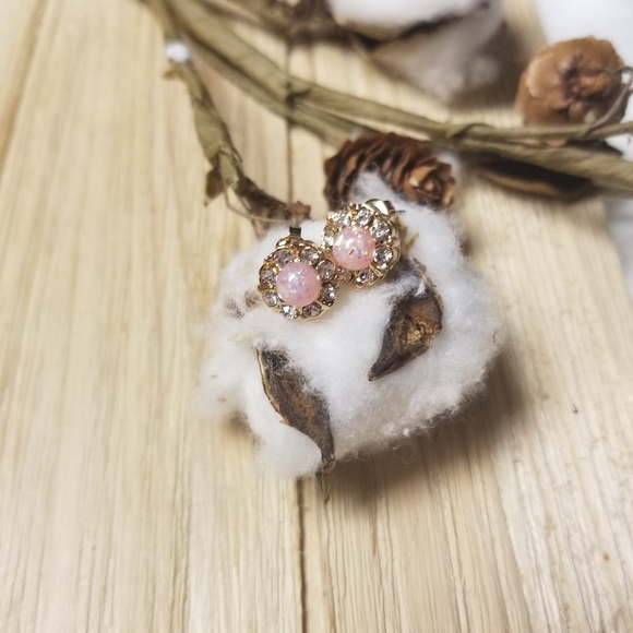 Really Pretty Pale Pink Fire Opal and Gold earrings. - Picture 6 of 8